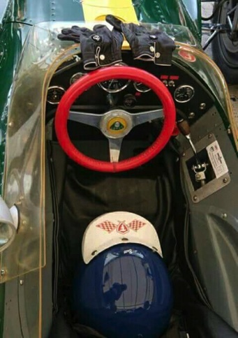 Cockpit de la Lotus 49 avec le casque de JIm Cockpit de la Lotus 49 avec le casque de JIm